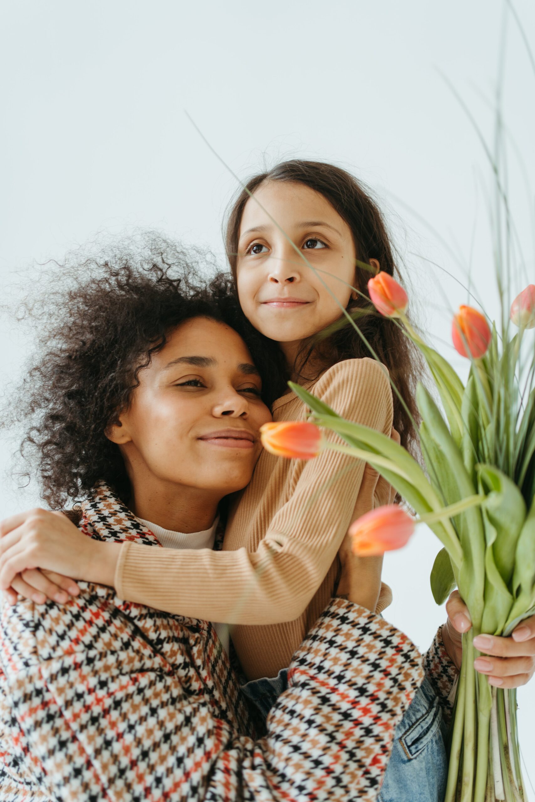 makeup-for-busy-moms-daughter-with-mom-and-flowers